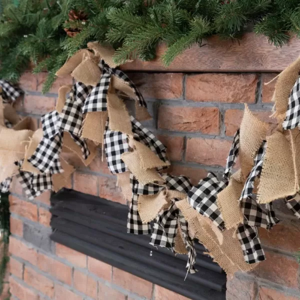 Glitzhome 6 ft. L Black and White Plaid Fabric/Linen Garland