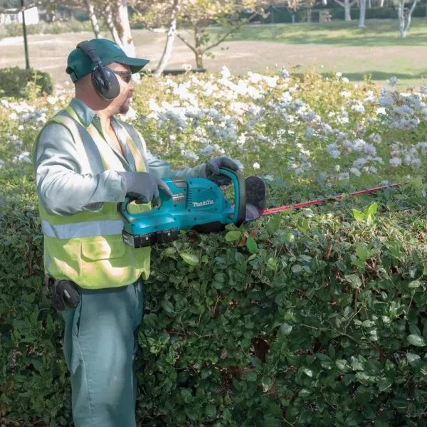 Makita 18-Volt X2 (36-Volt) LXT Lithium-Ion Cordless Hedge Trimmer Kit with Two 5.0 Ah Batteries and Charger